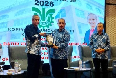 Abdul Fattah (tengah) menerima cenderahati selepas merasmikan Mesyuarat Agung Perwakilan Tahunan Kali Ke-39 Koperasi Gabungan Pekebun Kecil Perak Berhad di sebuah hotel di sini pada Khamis.