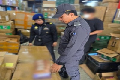 Penguat kuasa KPDN menyerbu sebuah stor penyimpanan barang di Kajang dan merampas produk penjagaan kulit disyaki tiruan pada Selasa. Foto: KPDN