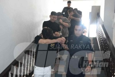Enam lelaki didenda selepas mengaku bersalah atas pertuduhan mencederakan seorang warga China menggunakan batang besi serta melakukan pemerasan membabitkan sebuah jam tangan mewah