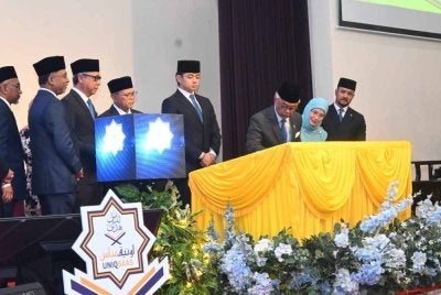 Al- Sultan Abdullah berkenan menandatangani plug istiadat pemasyhuran UniQSAAS di Auditorium universiti tersebut pada Khamis. Foto Penerangan Pahang