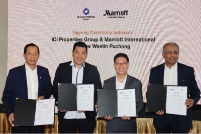 Dari kiri Ketua Pegawai Operasi IOI Properties Group Berhad - Pembangunan Hartanah, Teh Chin Guan; Chris Chong; Andree Susilo dan Naib Presiden Pasaran Marriott International (Malaysia) George Varughese bersama bersama selepas majlis memetrai perjanjian operasi serta pengurusan hotel The Westin Puchong di IOI Rio City, Puchong.