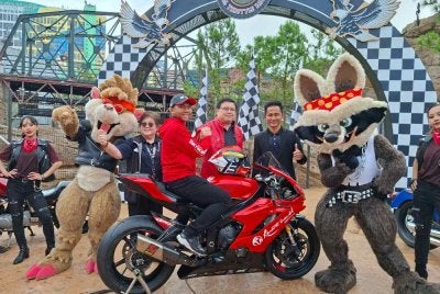Spencer ( tengah) bergambar bersama Hakim Danish ( kiri) pada majlis MoU di Genting SkyWorld Theme Park, Resort World Genting.