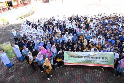 Pelajar SMK Pedu Kuala Nerang bersama E-Idaman bergotong-royong melaksanakan usaha kitar semula.