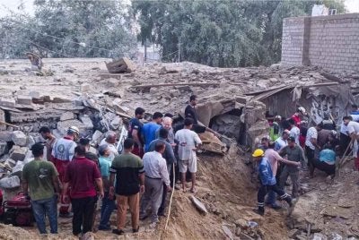 Penduduk setempat turut membantu operasi mencari dan menyelamat (SAR) selepas sebuah bangunan kediaman di Pulau Qeshm, selatan Teheran runtuh akibat dibedil AS. - Foto Agensi