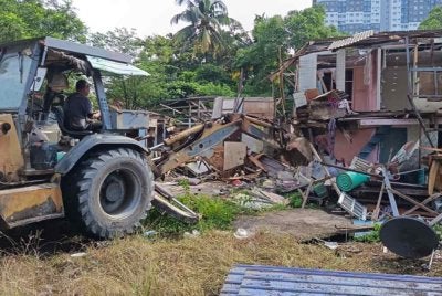 Operasi merobohkan premis di Kampung Chubadak Tambahan Mukim Setapak Sentul di sini pada Khamis.