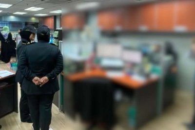 KPDN Selangor melaksanakan pemeriksaan ke atas premis khidmat perunding arkitek yang disyaki menggunakan perisian komputer tanpa lesen sah di Puchong pada Khamis. Foto: KPDN Selangor