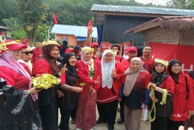 Nurul Izzah bersama penduduk Kampung Orang Asli Guntur/ Chergun. 