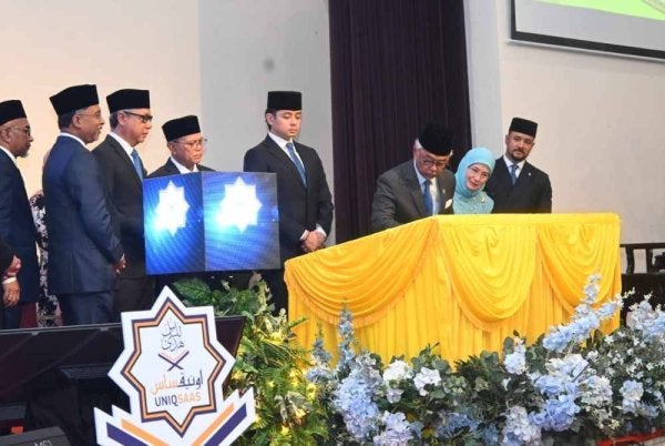 Al- Sultan Abdullah berkenan menandatangani plug istiadat pemasyhuran UniQSAAS di Auditorium universiti tersebut pada Khamis. Foto Penerangan Pahang