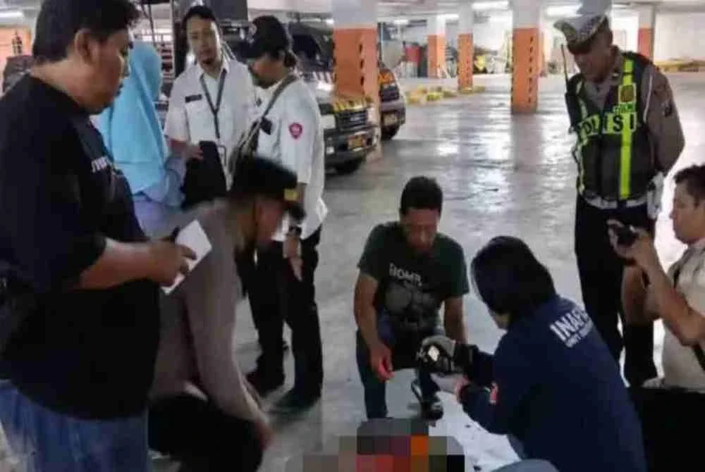 Staf kompleks itu cuba memberi bantuan kecemasan dan turut menghubungi pasukan perubatan. - Foto Agensi