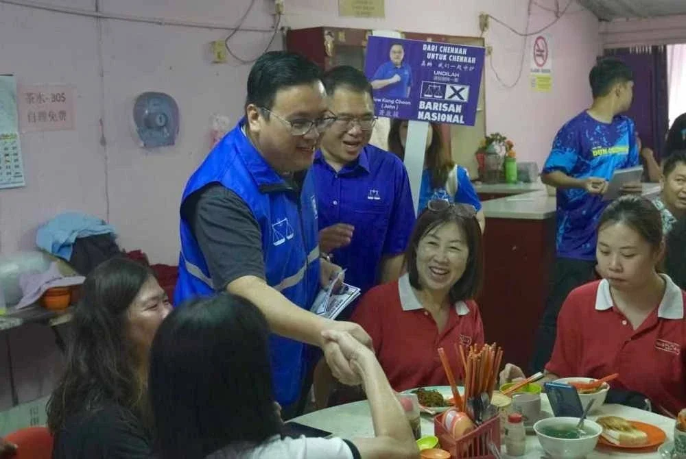 Kong Choon menyantuni penduduk dalam sesi walkabout sekitar DUN Chennah.