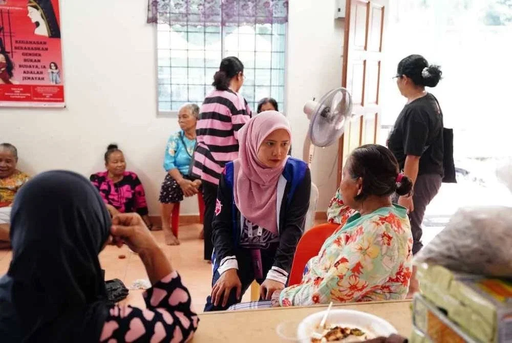 Siti Nur Umaira ketika walkabout sekitar DUN Labu.