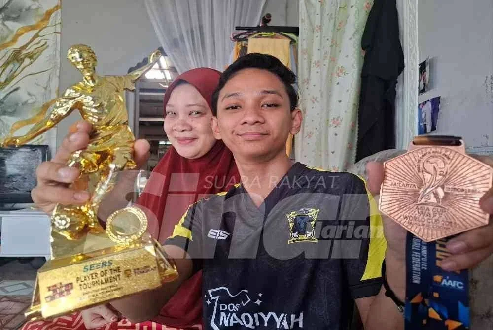 Anak sulung daripada tiga beradik itu juga berjaya mencapai impiannya sebagai pemain bola sepak apabila dipilih mewakili Persatuan Bola Sepak Orang Kudung Perak dalam kejohanan kebangsaan.
