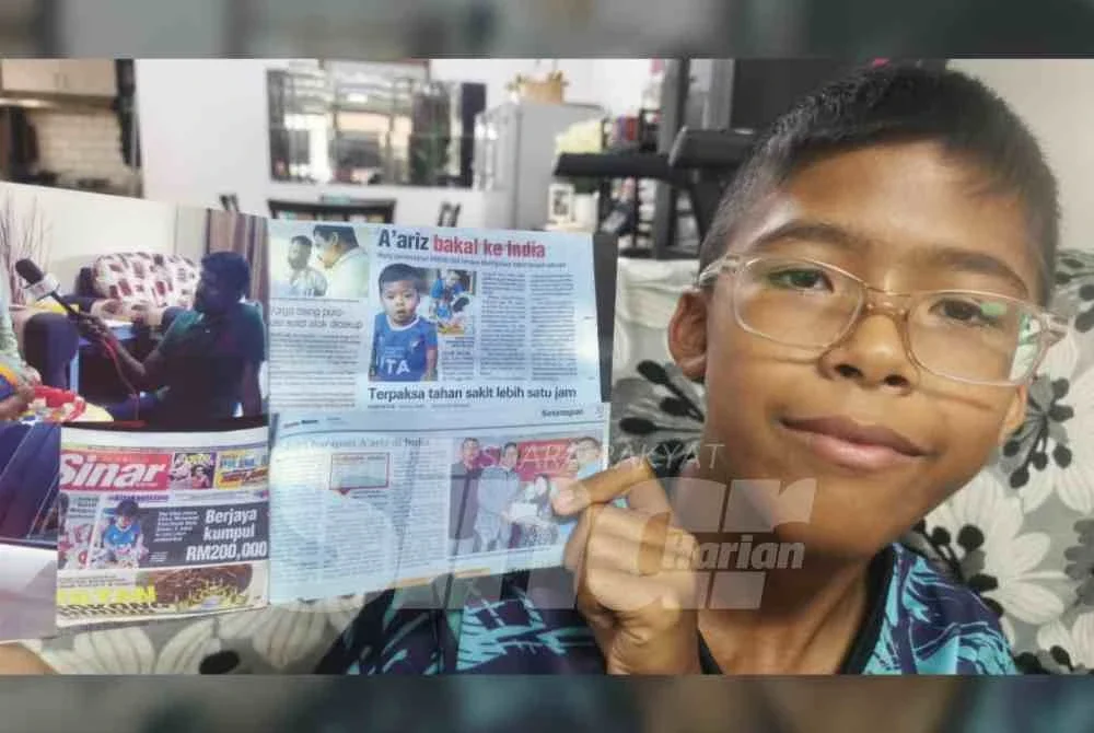 Muhammad A'Ariz Daniel bersama keratan Sinar Harian yang menyiarkan kisahnya lebih 10 tahun.