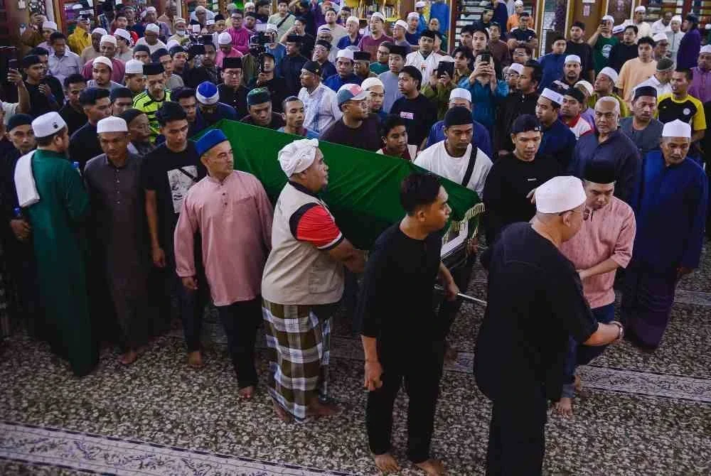 Jenazah rakyat Malaysia, Ahmad Shah Ahmad Ros, yang maut dalam insiden tikaman di Korea Selatan tiba di Masjid Bandar Tasik Puteri, Rawang. Foto Bernama
