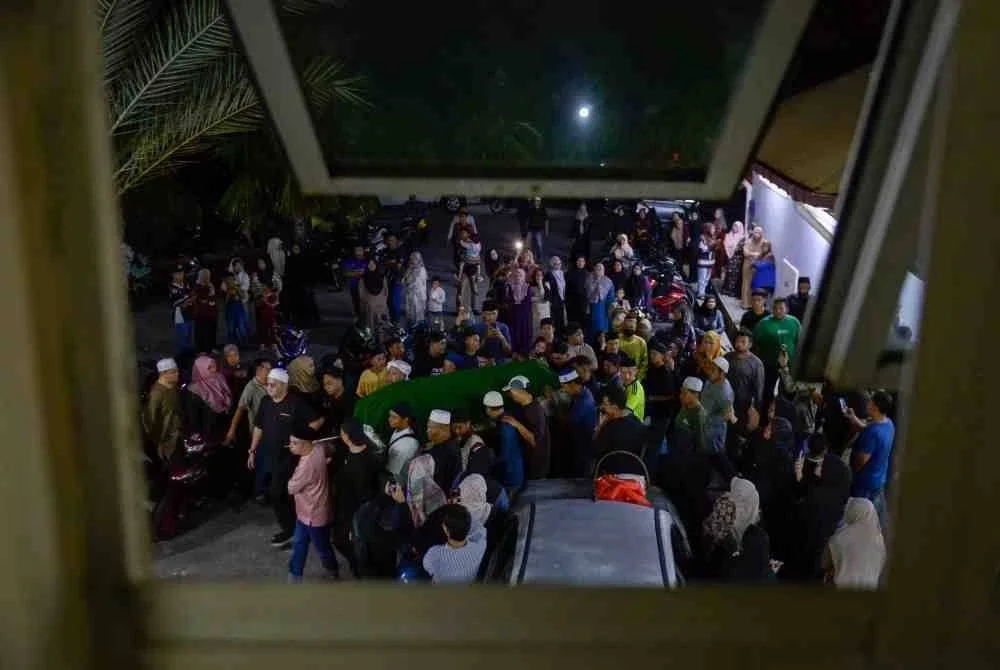 Jenazah rakyat Malaysia, Ahmad Shah Ahmad Ros, yang maut dalam insiden tikaman di Korea Selatan tiba di Masjid Bandar Tasik Puteri, Rawang. Foto Bernama