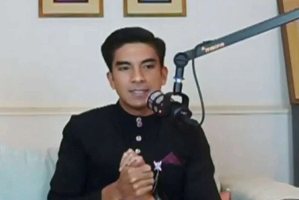 Syed Saddiq ketika siaran langsung di TikTok, Facebook dan YouTube jam 9 malam pada Khamis.