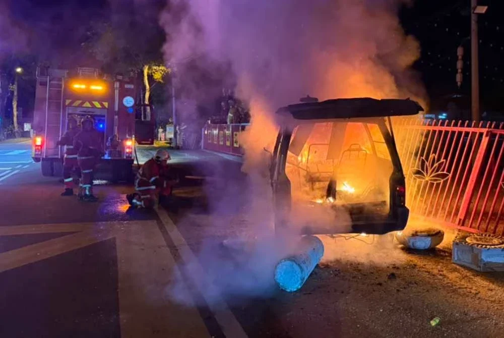 Lima individu melecur selepas van pekerja dinaiki terbakar akibat hilang kawalan lalu melanggar tiang elektrik.