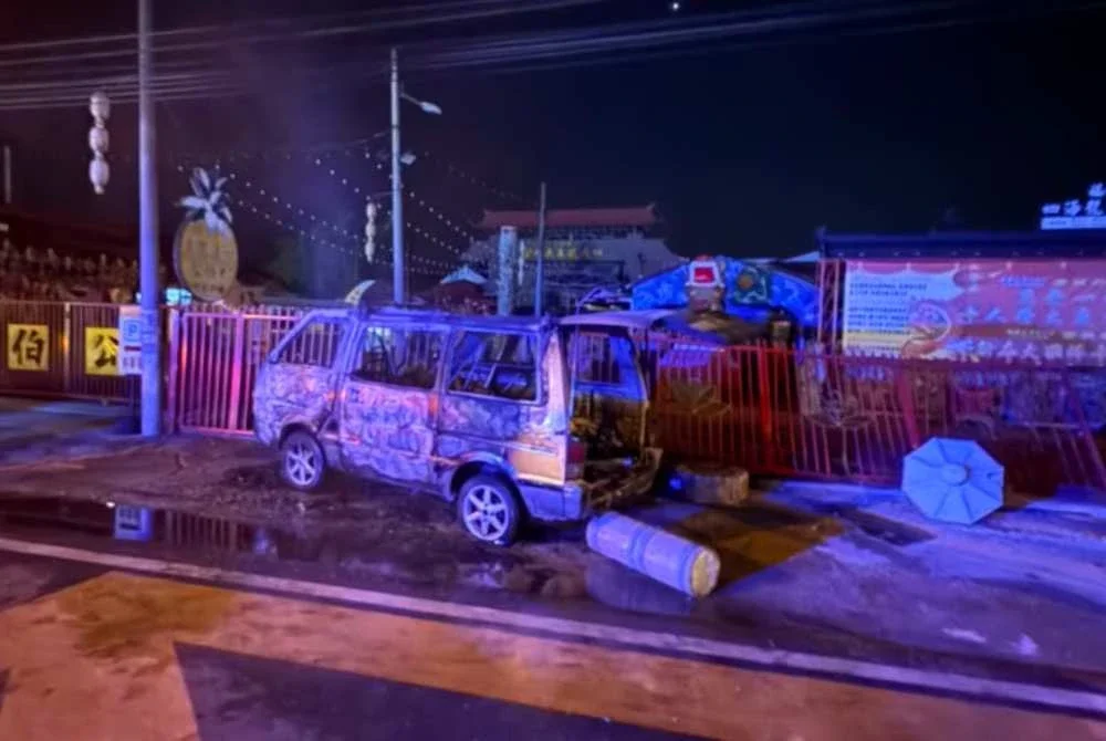 Keadaan van pekerja yang terbakar akibat hilang kawalan lalu melanggar tiang elektrik.
