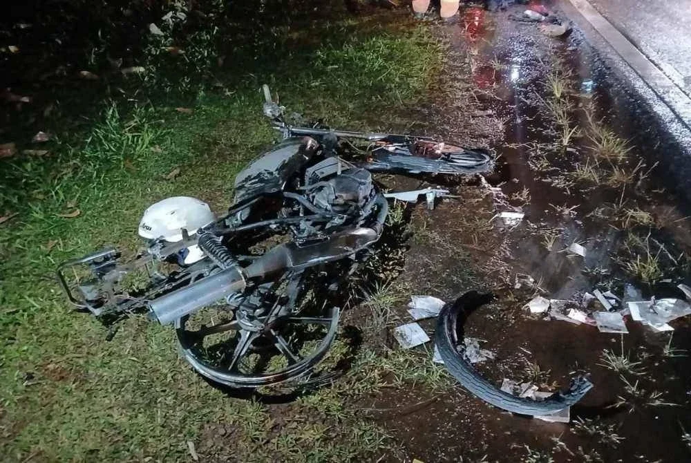 Sebuah lagi motosikal jenis Suzuki TXR150 yang turut musnah terbakar keseluruhan bahagian selepas terlibat dalam kemalangan berkenaan. Foto Polis Rompin.