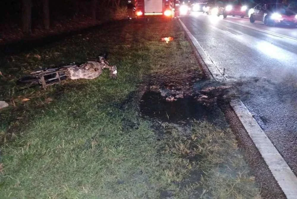 Kawasan bahu jalan yang menjadi lokasi dua motosikal terseret dan terbakar di Jalan Kuantan-Segamat. Foto Polis Rompin