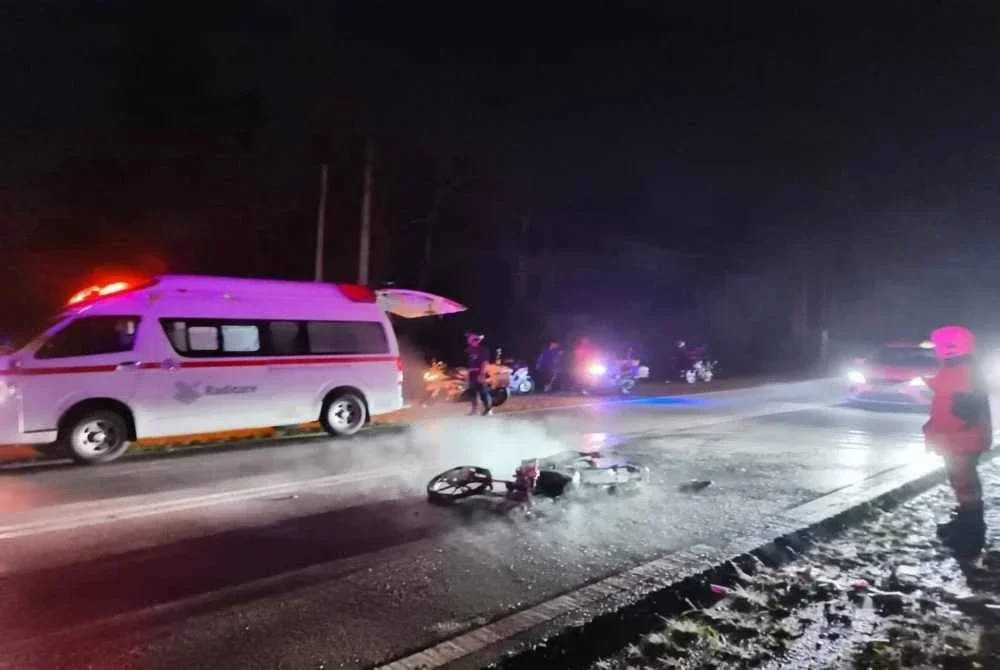 Keadaan di lokasi kemalangan di Kilometer 100 Jalan Kuantan-Segamat berhampiran Politeknik Muadzam Shah yang menyaksikan dua motosikal terbakar selepas terlibat kemalangan pada malam Khamis. Foto Polis Rompin.