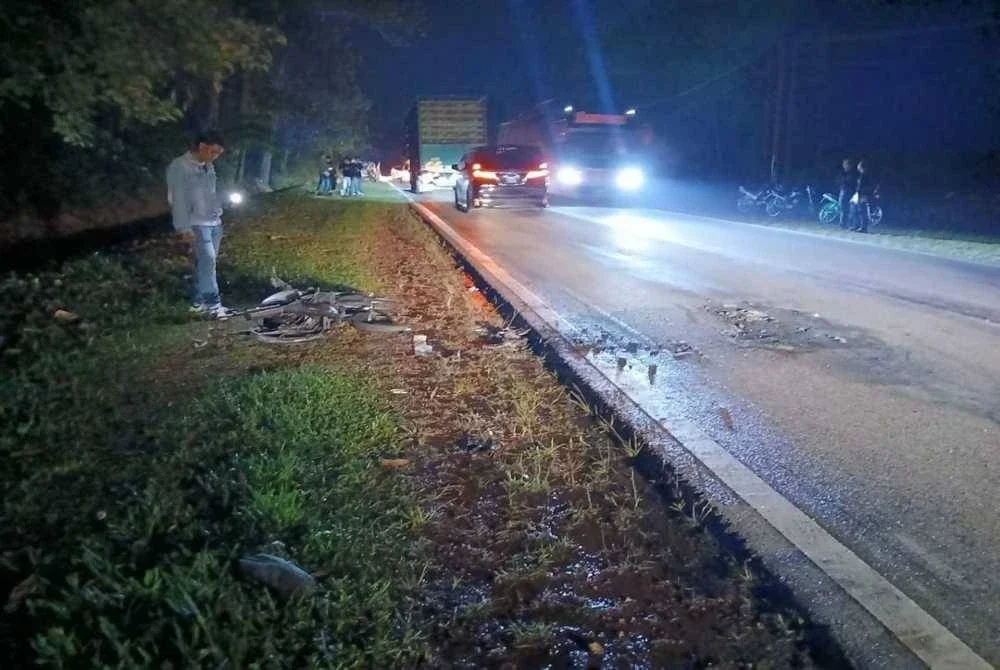 Kawasan bahu jalan yang menjadi lokasi dua motosikal terseret dan terbakar di Jalan Kuantan-Segamat. Foto Polis Rompin