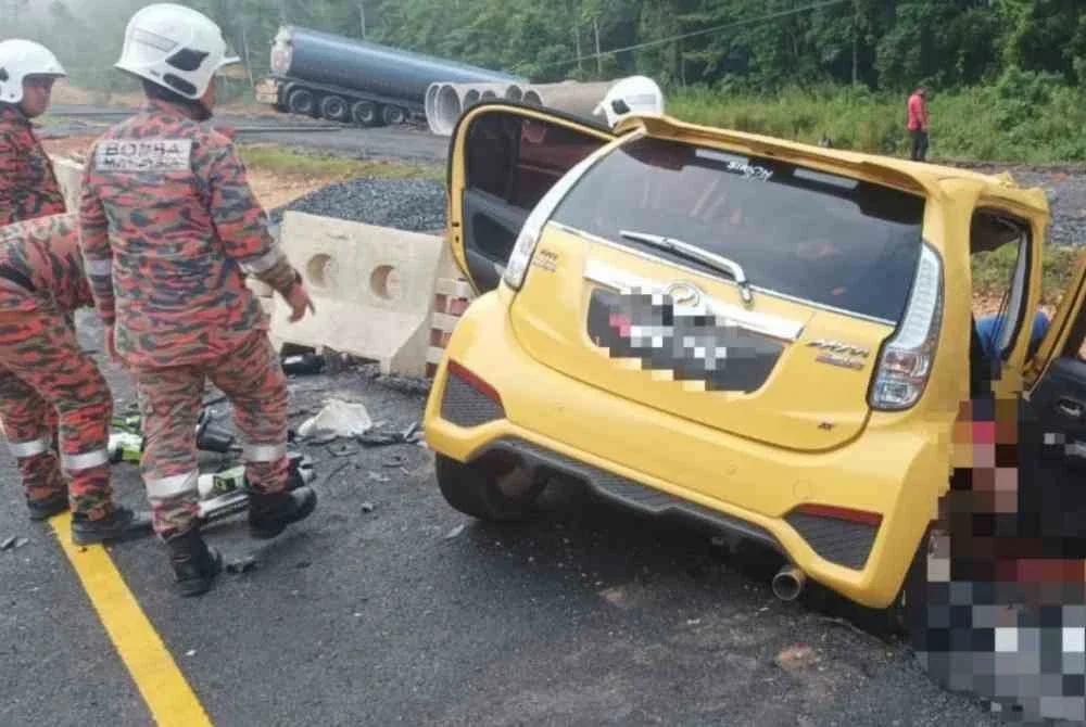 Sebuah kereta Perodua Myvi yang terbabit dalam kemalangan dengan lori tangki. Foto:JBPM