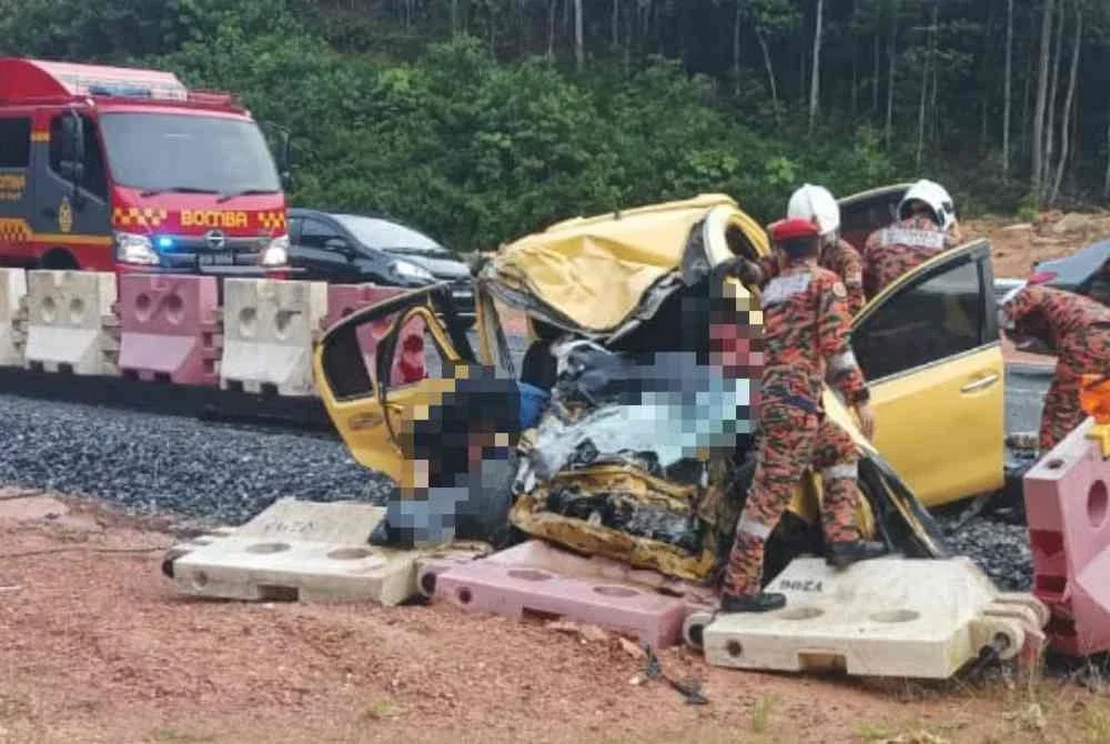 Tiga beranak maut selepas kereta jenis Perodua Myvi yang dinaiki mereka dipercayai bertembung dengan sebuah lori tangki membawa muatan diesel di Jalan Gua Musang-Kuala Krai berhampiran Gua Sejuk, Gua Musang pada Jumaat.Foto:JBPM