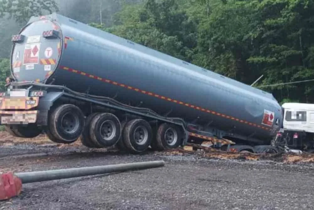 Sebuah lori tangki membawa muatan diesel yang terbabit dalam kemalangan di Jalan Gua Musang-Kuala Krai berhampiran Gua Sejuk, Gua Musang pada Jumaat.Foto:JBPM