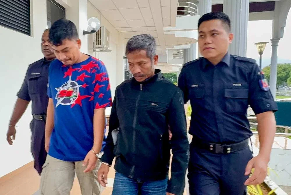 Kedua-dua tertuduh dibawa ke Kompleks Mahkamah Balik Pulau untuk dibacakan pertuduhan mengedar dadah jenis methamphetamine.