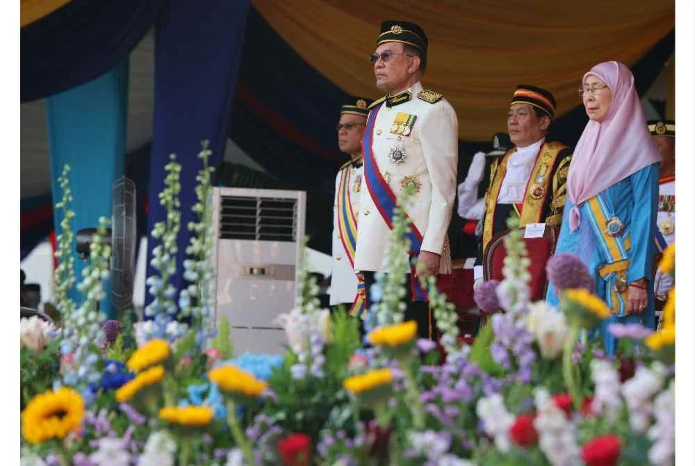 Perdana Menteri, Datuk Seri Anwar Ibrahim dan isteri Datuk Seri Dr Wan Azizah Wan Ismail pada Istiadat Perbarisan sempena Sambutan Hari Pahlawan Tahun 2026 di Dataran Pahlawan Negara hari ini.