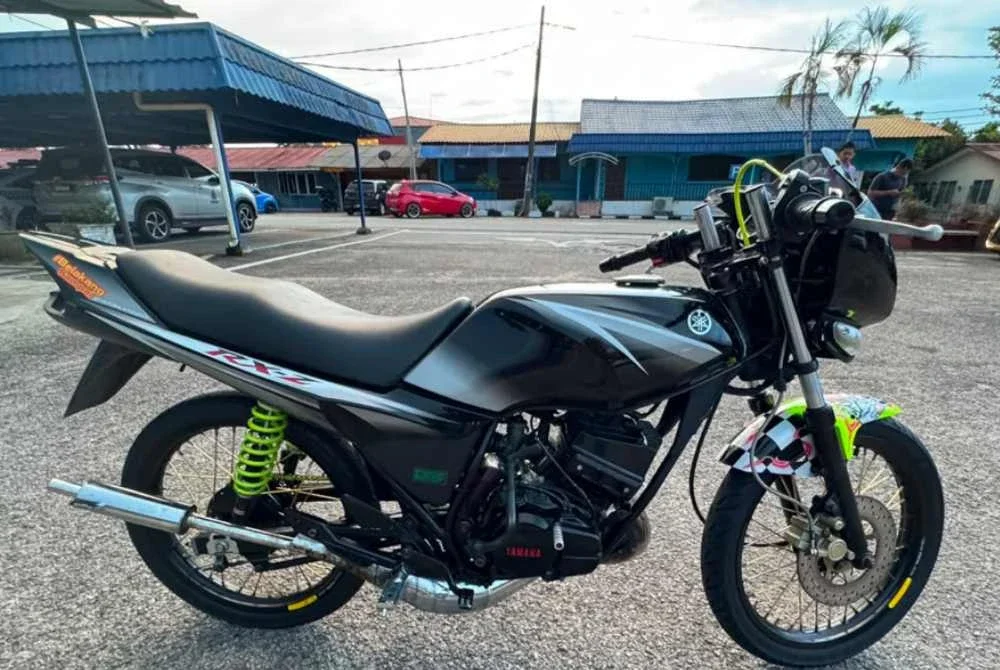 Motosikal ditunggang lelaki warga Singapura yang ditahan selepas dikesan menunggang secara melulu dan berbahaya di Kilometer 403 Lebuhraya Pantai Timur 2 (LPT2) pada Khamis.