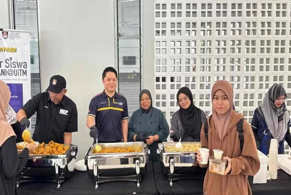 Mohammed Hardy (dua, kiri) turut membantu mengagihkan makanan untuk mahasiswa terlibat.
