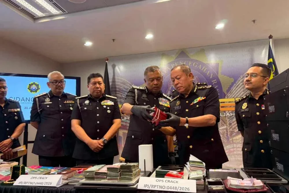 Zakaria (tiga dari kanan) dan Abd Halim (dua dari kanan) dalam sidang akhbar kejayaan Op Crack di Ibu Pejabat SPRM, Putrajaya pada Jumaat.