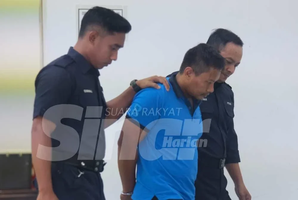 Mohd Norazlan (tengah) yang memakai baju-T berwarna biru, dibawa ke Mahkamah Majistret Kajang pada Jumaat, bagi menghadapi tiga pertuduhan memandu di bawah pengaruh dadah hingga menyebabkan kematian tiga beranak. Foto Sinar Harian