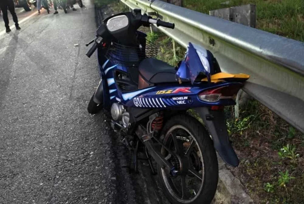 Keadaan motosikal milik mangsa yang terlibat dalam kemalangan di Kilometer (KM) 184.9 Lebuhraya Pantai Timur 1 (LPT1) arah Kuantan awal pagi Jumaat. Foto Polis Maran.