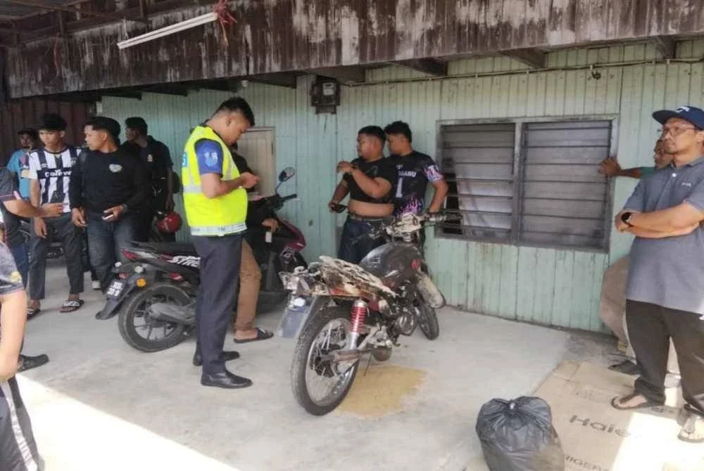 Anggota polis tiba di lokasi bagi menyiasat kejadian.