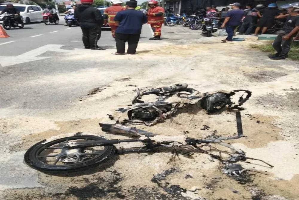 Keadaan skuter yang terbakar 100 peratus selepas terlibat kemalangan di Simpang Empat, Kampung Buluh Gading, di Kuala Terengganu pada Jumaat.
