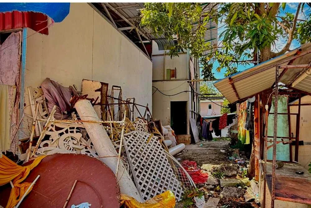 Longgokan sampah sarap dibuang etnik Rohingya.