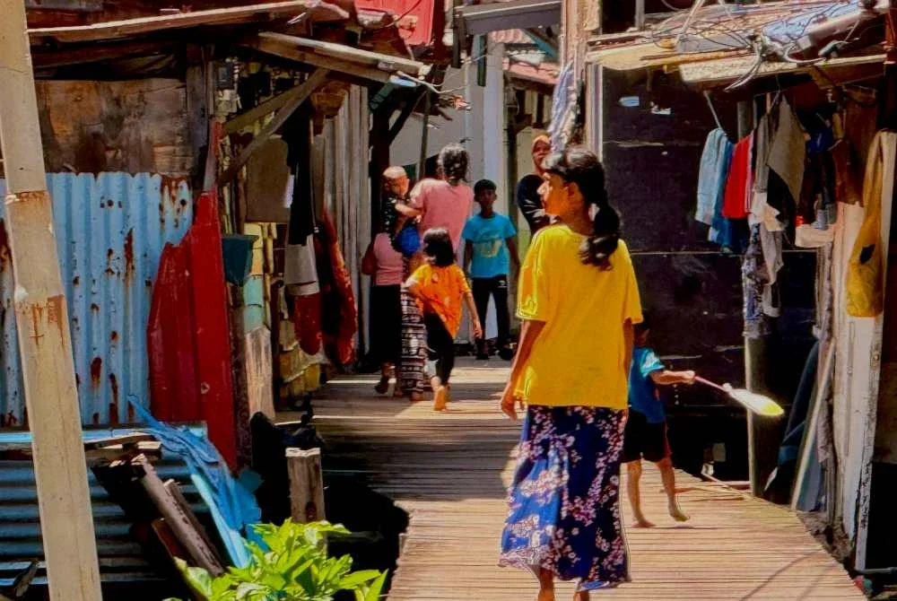 Keadaan penempatan dihuni lebih 200 etnik Rohingya di Kampung Atas Air, Jalan Kota Giam, Jelutong.