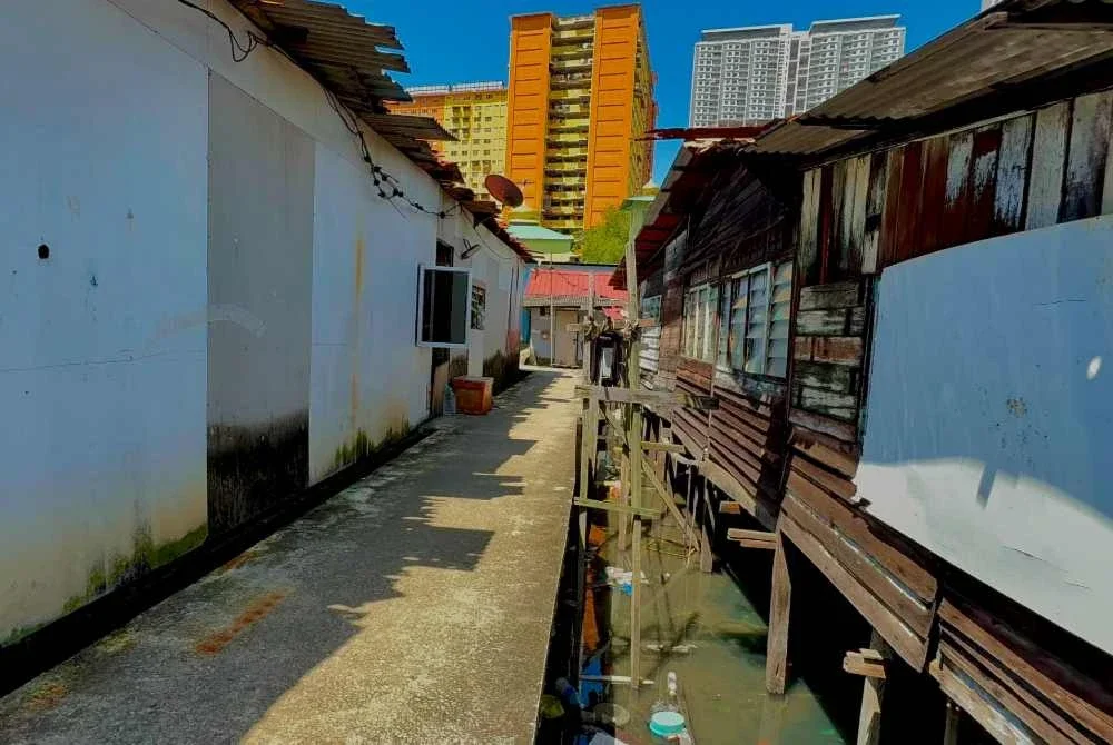 Keadaan air laut yang dipenuhi sampah seperti botol minuman dan bekas makanan.
