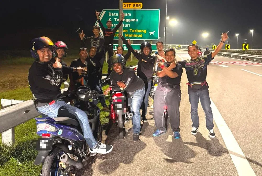 Muhammad Hafizi bersama rakan-rakannya merakam gambar kenangan sebaik tiba di Terengganu selepas menempuh perjalanan selama 12 jam dari Lembah Klanguntuk menyertai RXZ Members 8.0 di Litar Permotoran Gong Badak, Kuala Nerus.