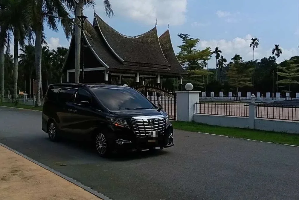Antara kenderaan yang memasuki Istana Besar Seri Menanti pada Jumaat.