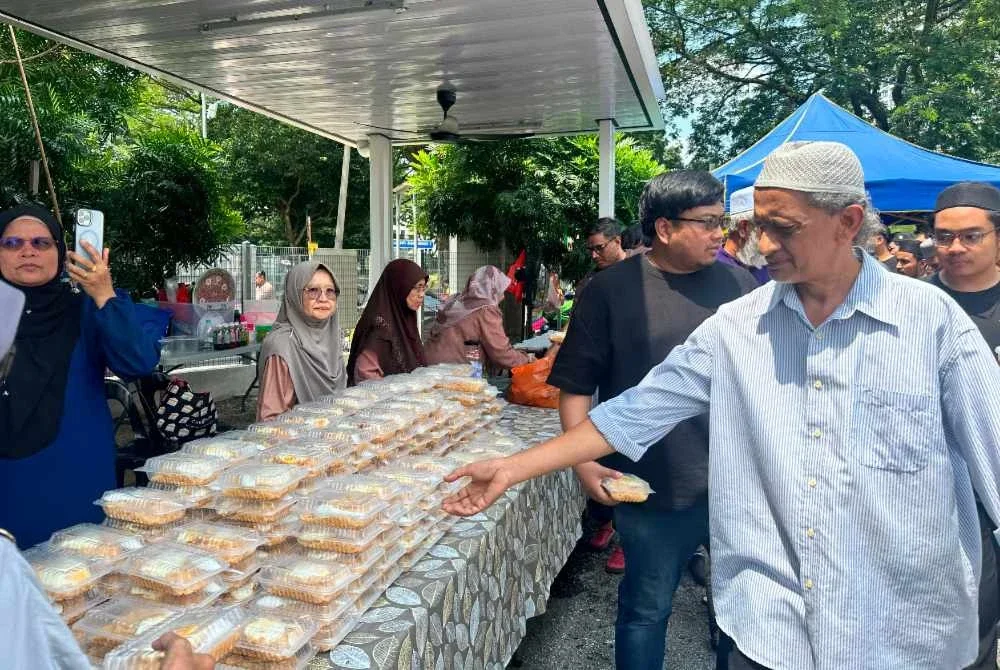 Jemaah mengambil makanan disediakan secara percuma setiap kali solat Jumaat.