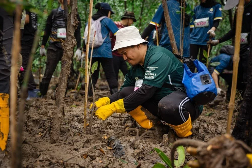 Seorang sukarelawan menanam anak pokok bakau dalam Program SMG Mega Mangrove Cleanup 2026 di Mangrove Point, Klang sebagai usaha memulihara ekosistem hutan bakau dan memperkukuh agenda kelestarian alam sekitar.