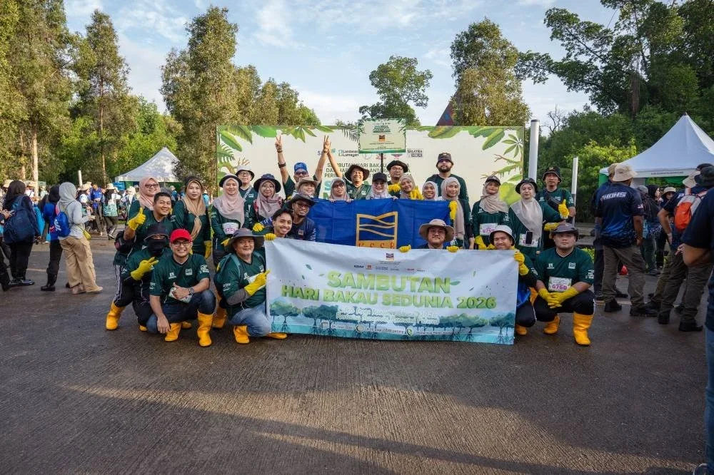 Kakitangan KSSB bersama sukarelawan menyertai Program SMG Mega Mangrove Cleanup 2026 yang berjaya mencatat pengiktirafan Malaysian Book of Records (MBR) bagi penyertaan terbesar dalam program pembersihan bakau.