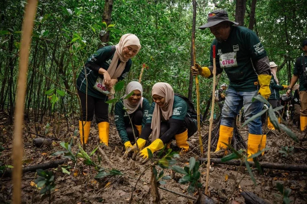 Sukarelawan menanam anak pokok bakau pada Program SMG Mega Mangrove Cleanup 2026 sempena sambutan Hari Hutan Bakau Sedunia dan Hari Hutan Antarabangsa Peringkat Negeri Selangor 2026.