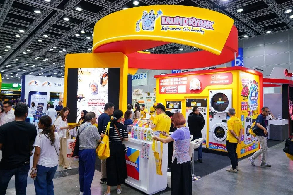 Pengunjung yang hadir di reruai LaundryBar sempena Franchise Expo Malaysia 2026, di Pusat Konvensyen Kuala Lumpur (KLCC), Kuala Lumpur.