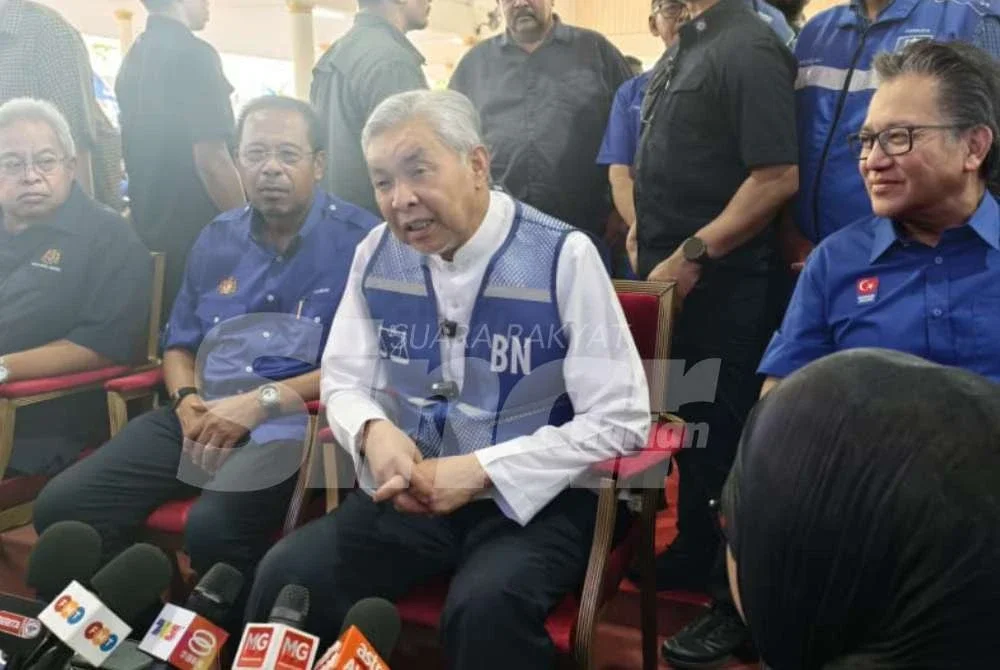 Ahmad Zahid (duduk, dua dari kanan) ketika sidang akhbar selepas menghadiri program GEMA@KEMAS DUN Jeram Padang di Dewan Terbuka Kampung Taman Jaya, Bahau pada Jumaat.