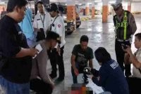 Staf kompleks itu cuba memberi bantuan kecemasan dan turut menghubungi pasukan perubatan. - Foto Agensi
